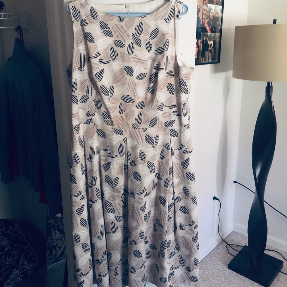 Dresses - Picture 2 of 8
